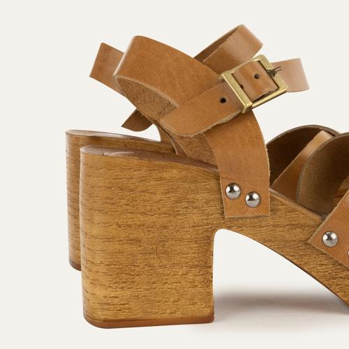  DERİ GÖRÜNÜMLÜ KALIN TOPUKLU SANDALET