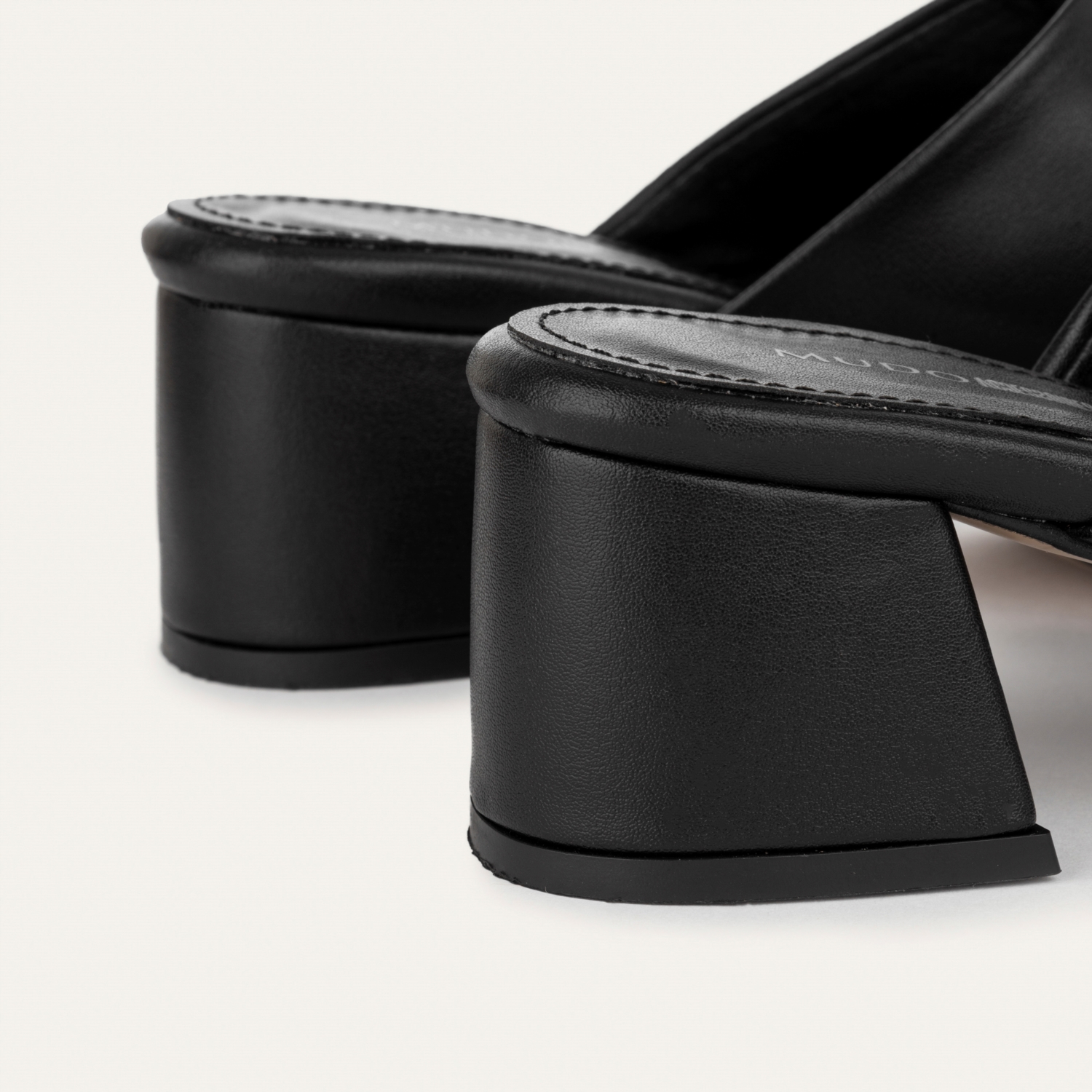 DERİ GÖRÜNÜMLÜ TOPUKLU TERLİK