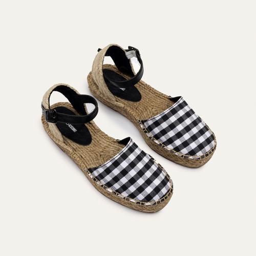  PÖTİKARELİ SANDALET