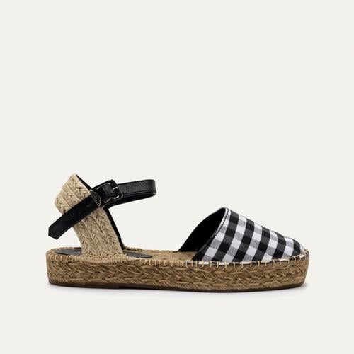  PÖTİKARELİ SANDALET