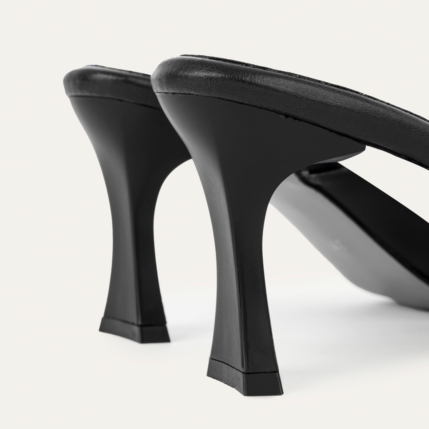 DERİ GÖRÜNÜMLÜ TOPUKLU TERLİK