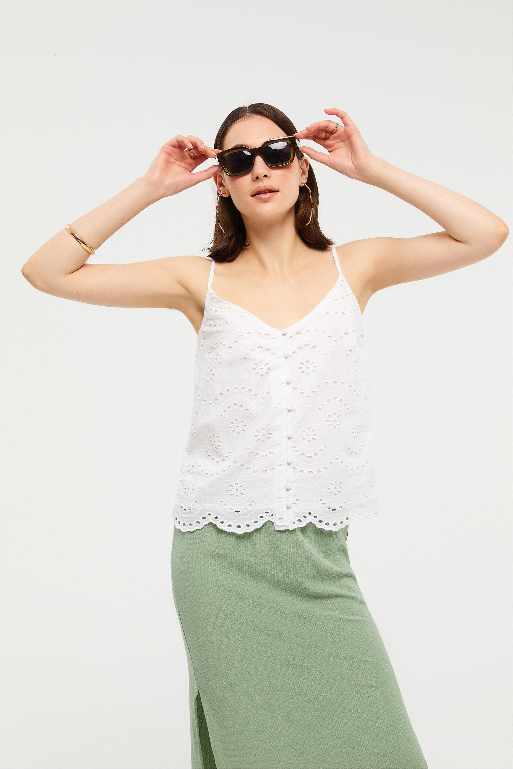 FİSTO İŞLEMELİ ASKILI BLUZ