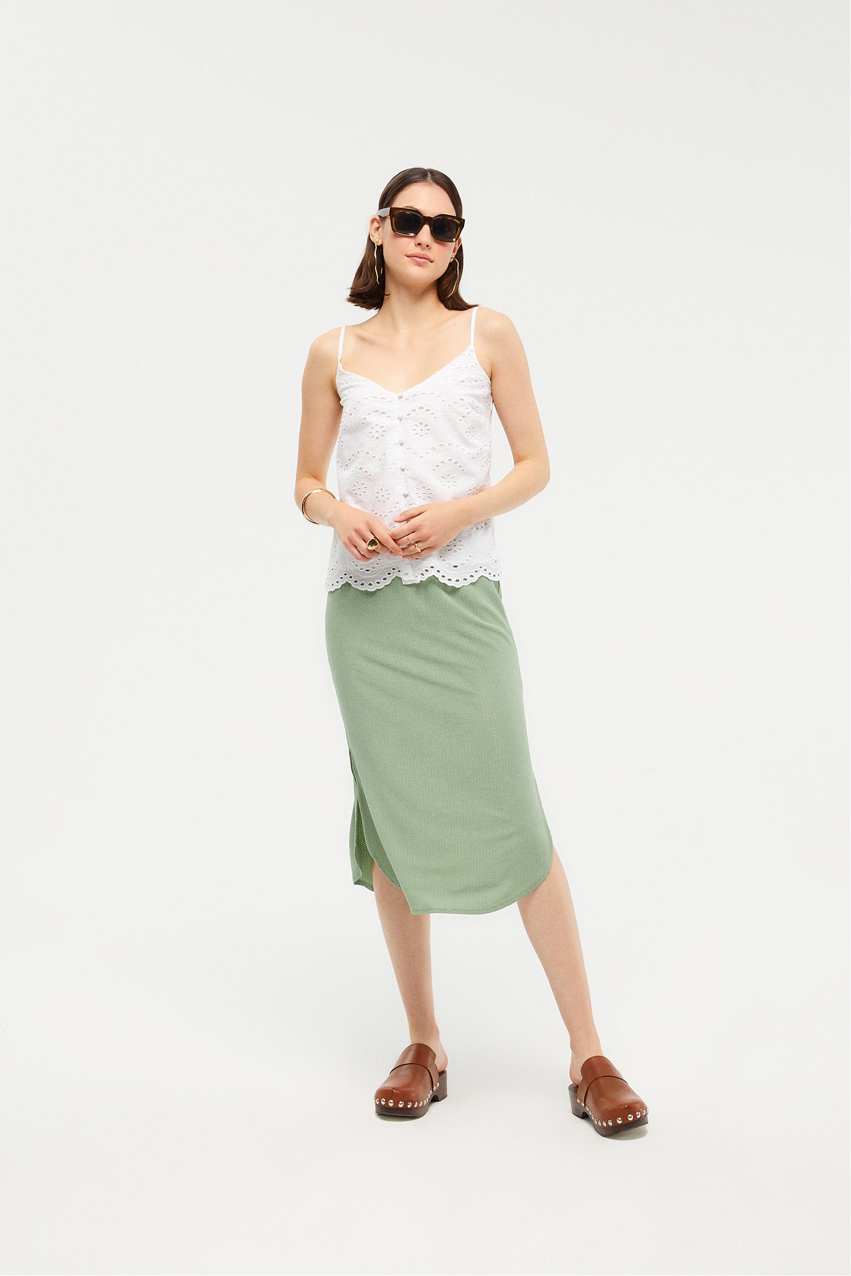 FİSTO İŞLEMELİ ASKILI BLUZ