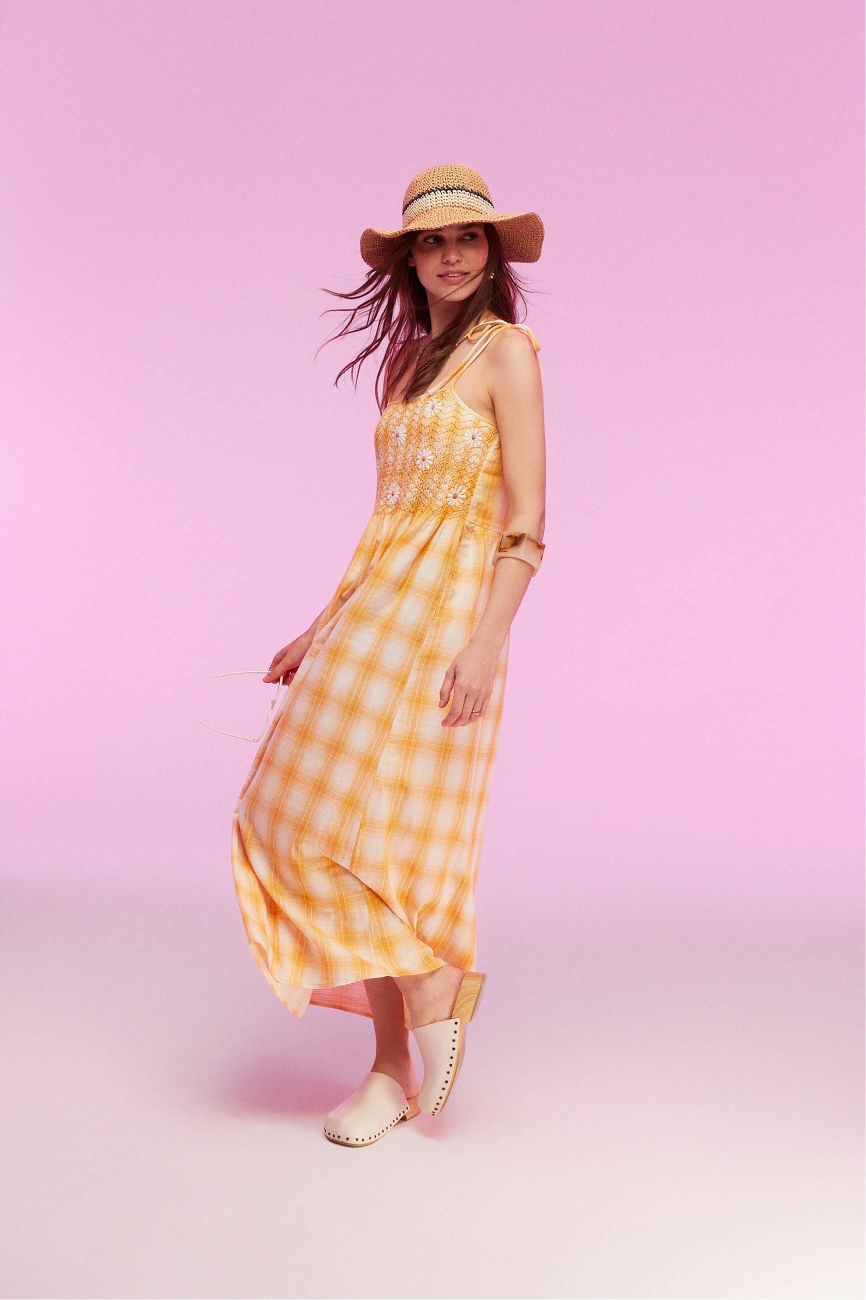 ASKILI PAPATYA NAKIŞLI UZUN ELBİSE