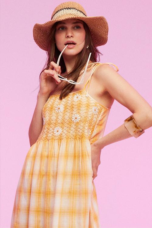  ASKILI PAPATYA NAKIŞLI UZUN ELBİSE