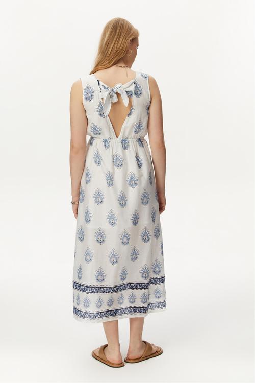  SIRT DETAYLI BASKILI UZUN ELBİSE