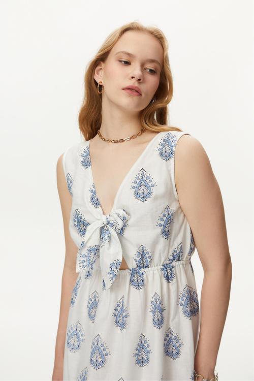  SIRT DETAYLI BASKILI UZUN ELBİSE