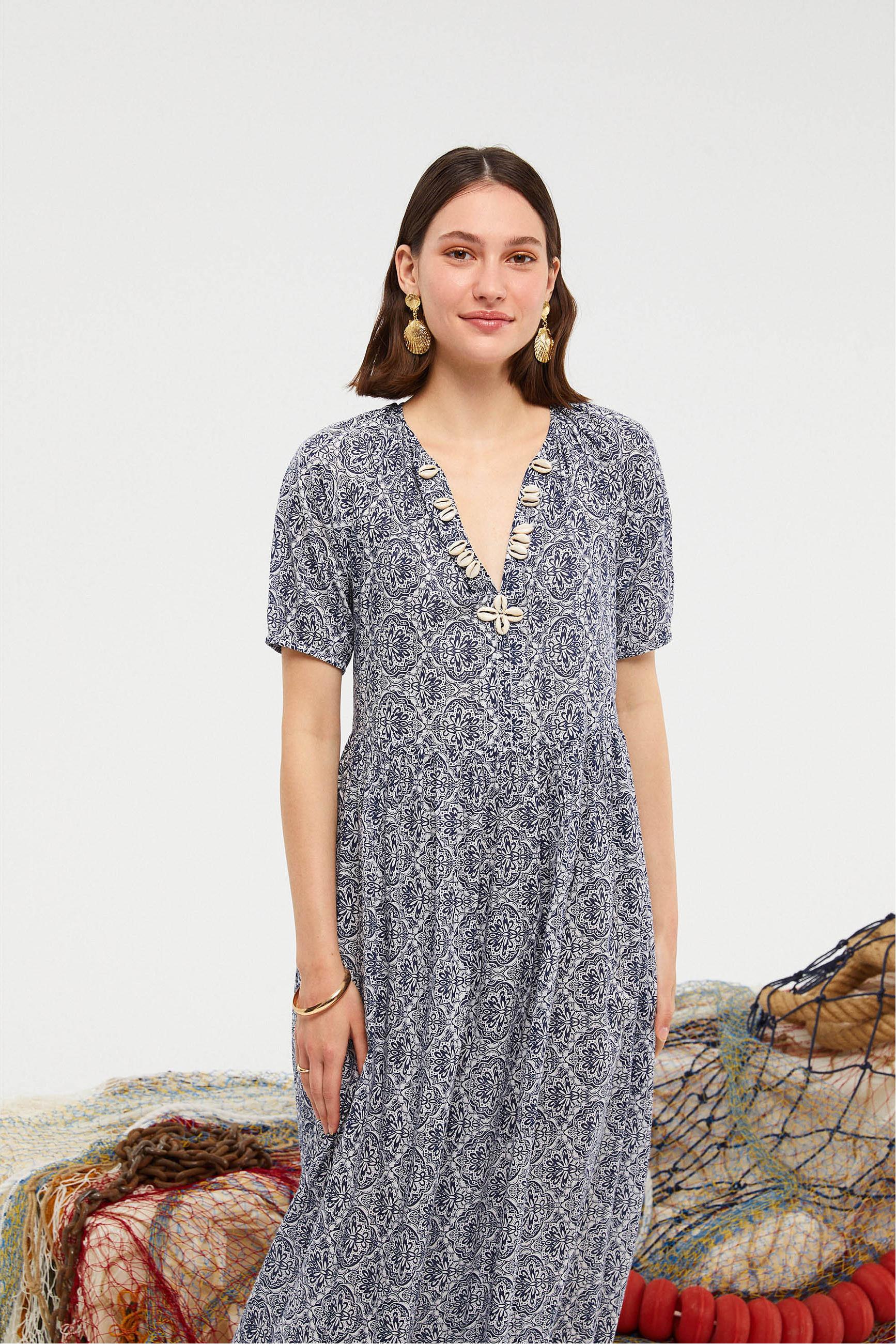 DENİZ KABUĞU İŞLEMELİ DESENLİ UZUN PLAJ ELBİSESİ