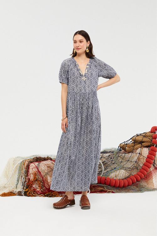  DENİZ KABUĞU İŞLEMELİ DESENLİ UZUN PLAJ ELBİSESİ