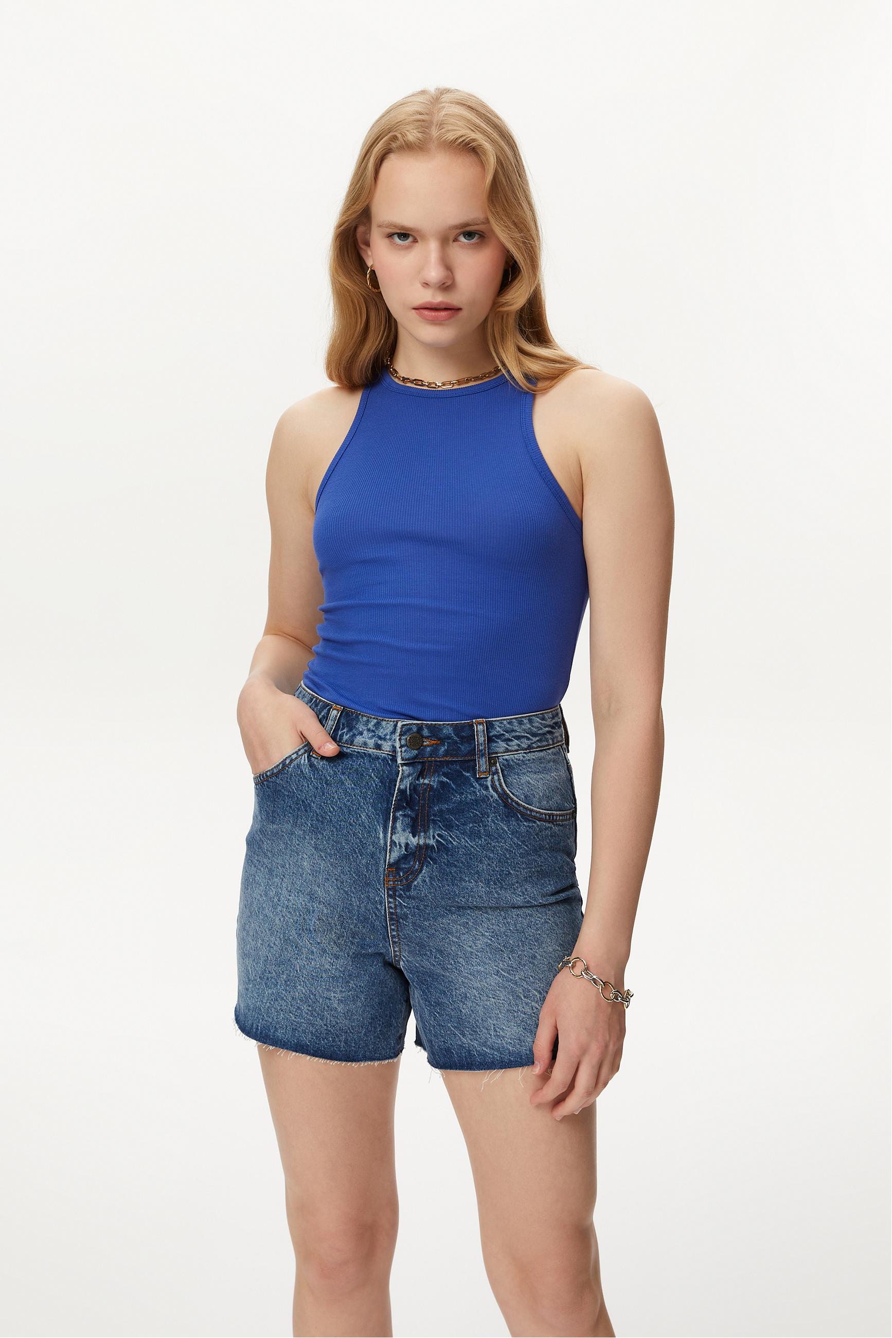 YÜKSEK BEL KESİK UÇLU MİNİ JEAN ŞORT