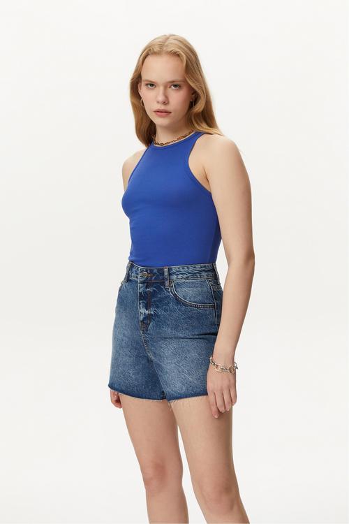 YÜKSEK BEL KESİK UÇLU MİNİ JEAN ŞORT
