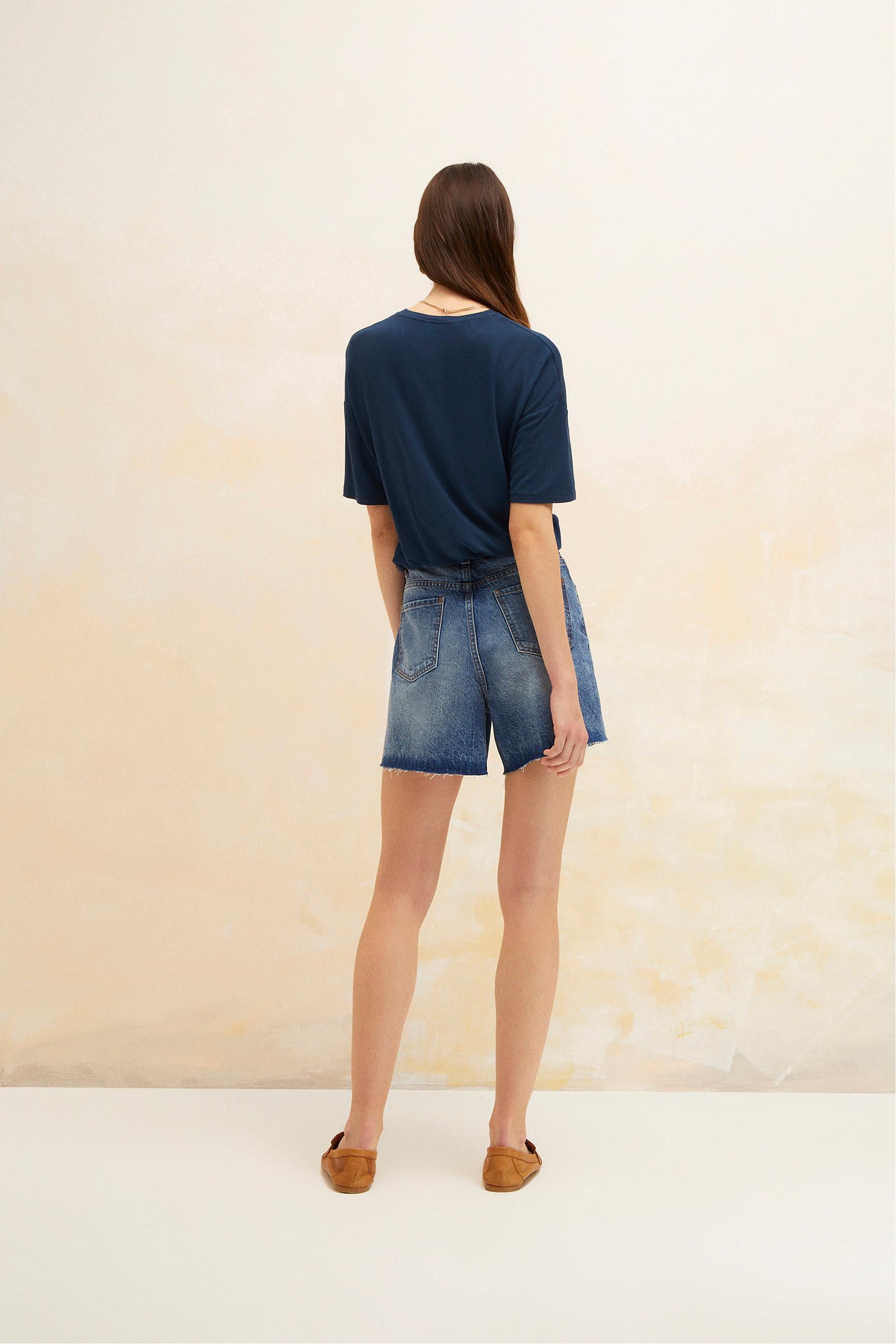 YÜKSEK BEL KESİK UÇLU MİNİ JEAN ŞORT