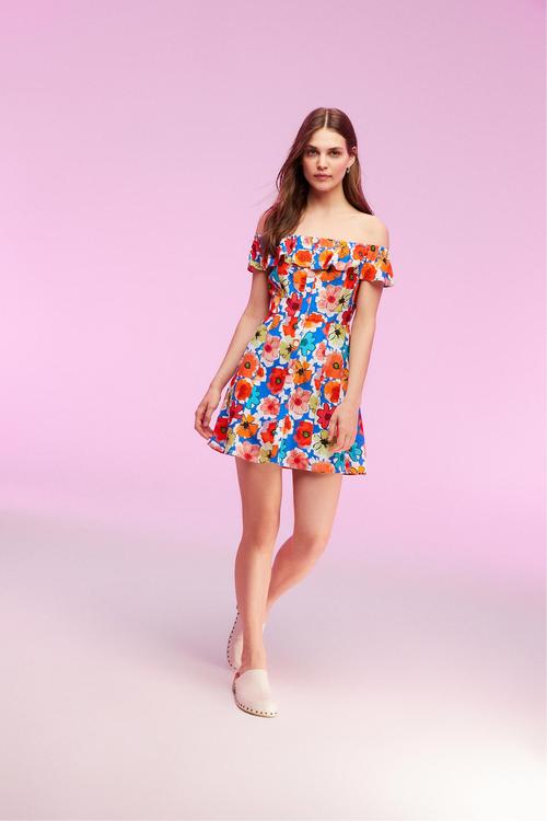  ÇİÇEK DESENLİ DÜŞÜK OMUZ FIRFIRLI MİNİ ELBİSE