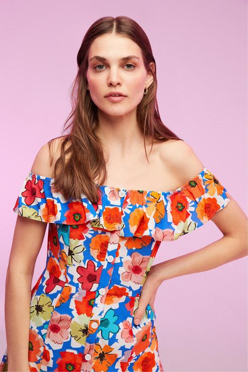  ÇİÇEK DESENLİ DÜŞÜK OMUZ FIRFIRLI MİNİ ELBİSE