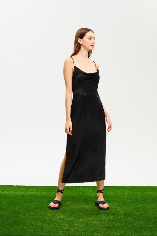  İNCE ASKILI DEGAJE YAKA YIRTMAÇLI MİDİ ELBİSE