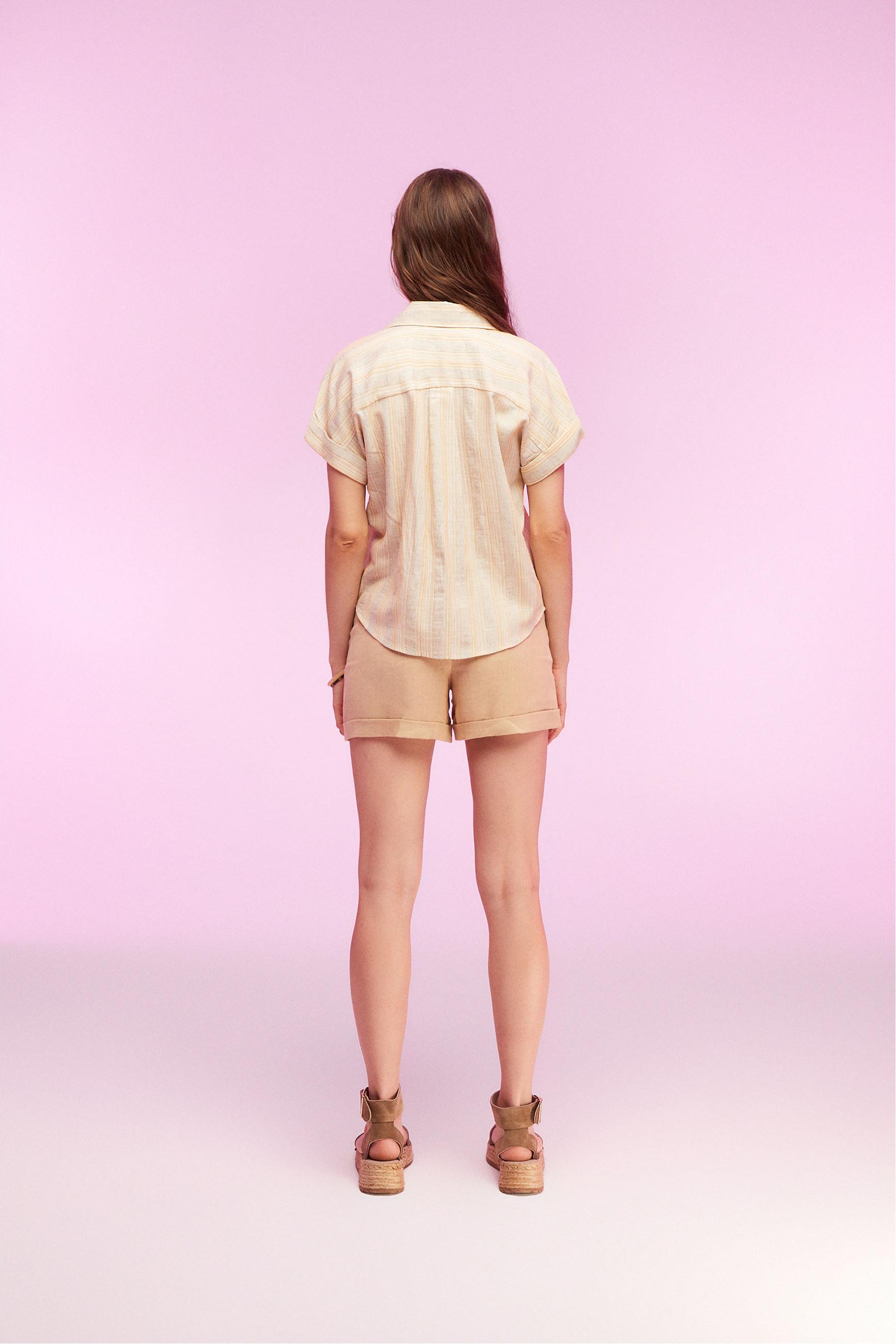 TAHTA DÜĞMELİ YÜKSEK BEL MİNİ ŞORT