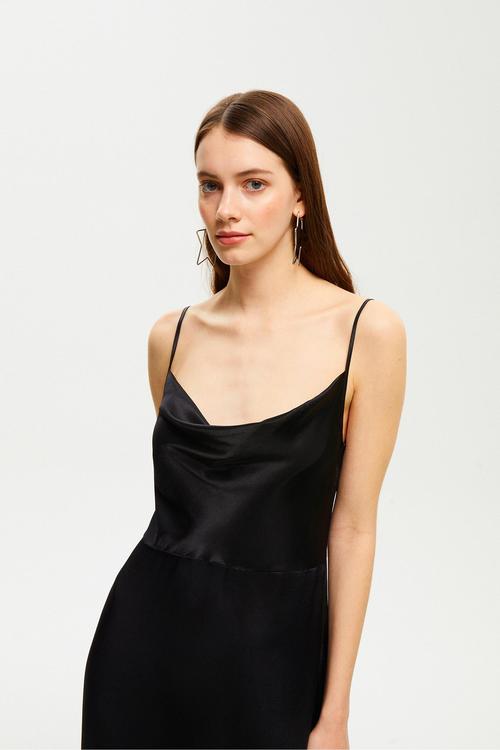  İNCE ASKILI DEGAJE YAKA YIRTMAÇLI MİDİ ELBİSE