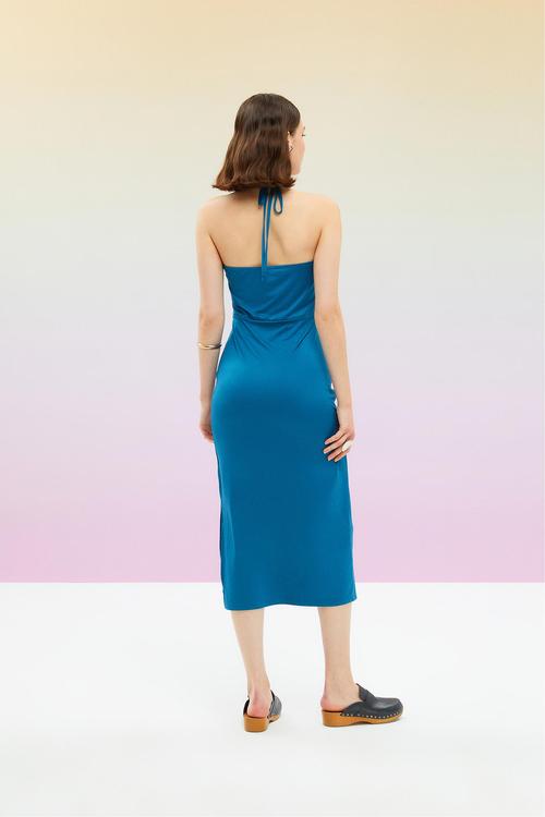  DEGAJE YAKA BOYUNDAN BAĞLAMALI DAR KESİM MİDİ ELBİSE