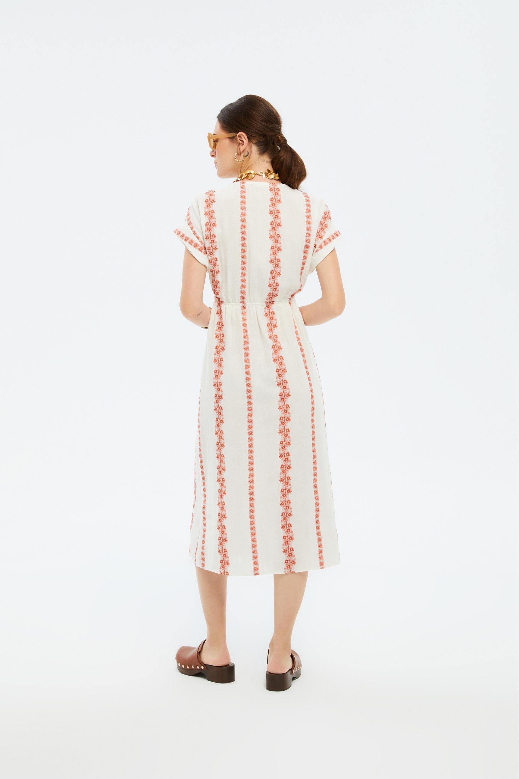 ETNİK DESENLİ KISA KOLLU MİDİ ELBİSE