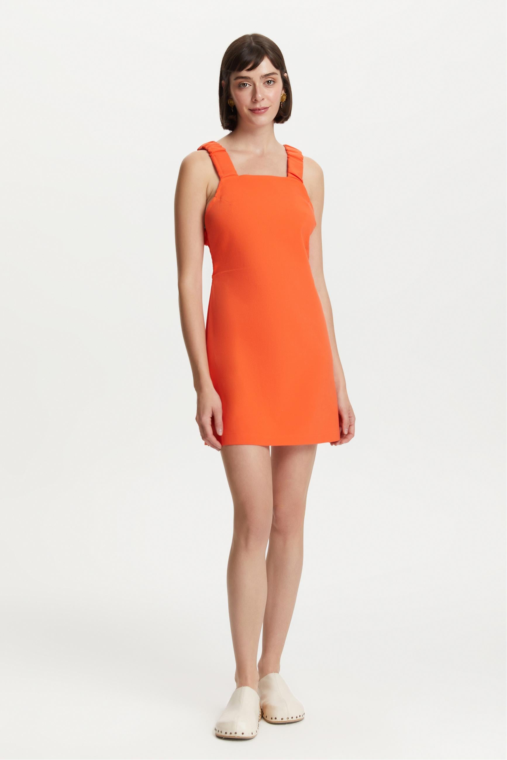 SIRT DEKOLTELİ ASKILI MİNİ ELBİSE