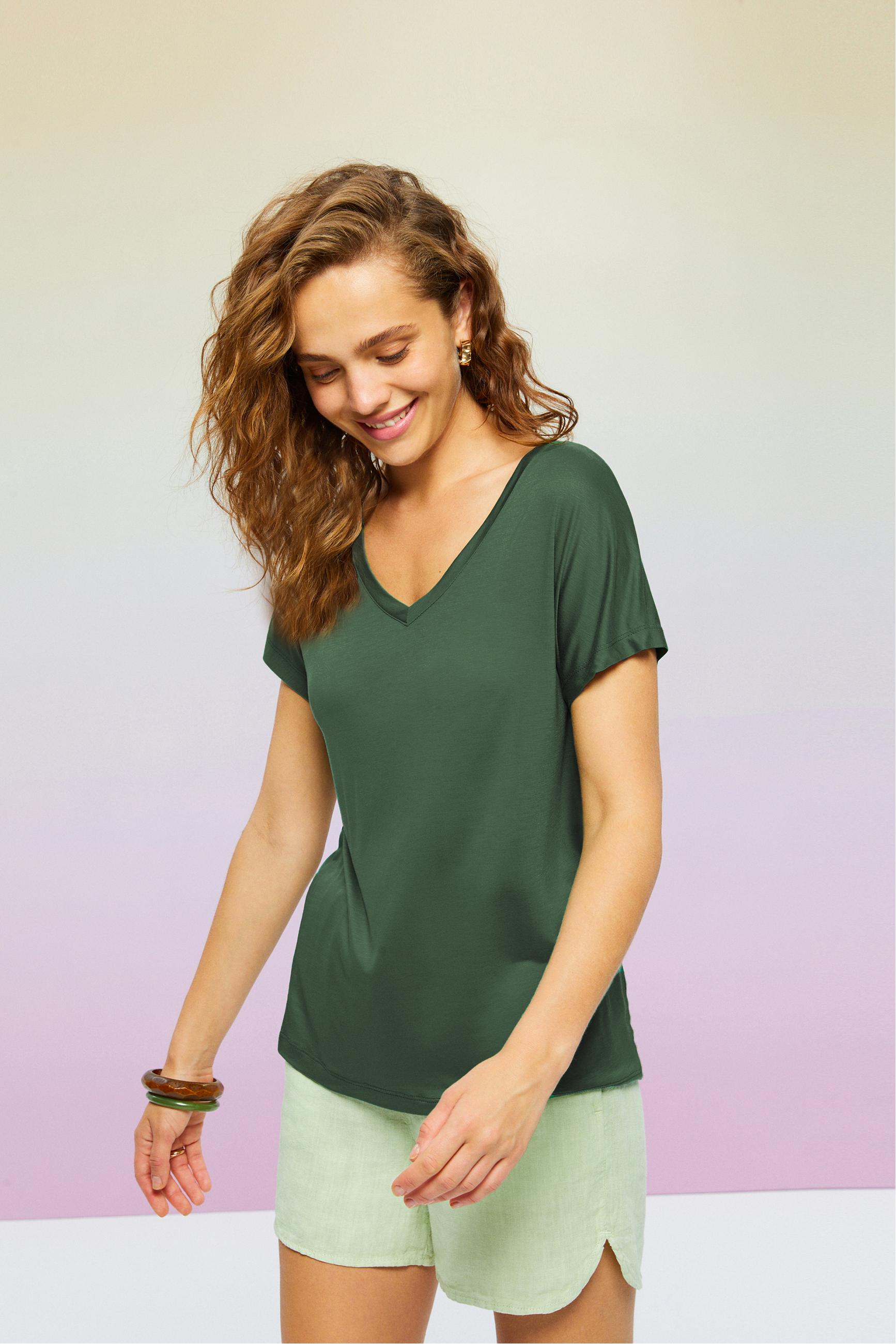 V YAKA BASIC T-SHIRT