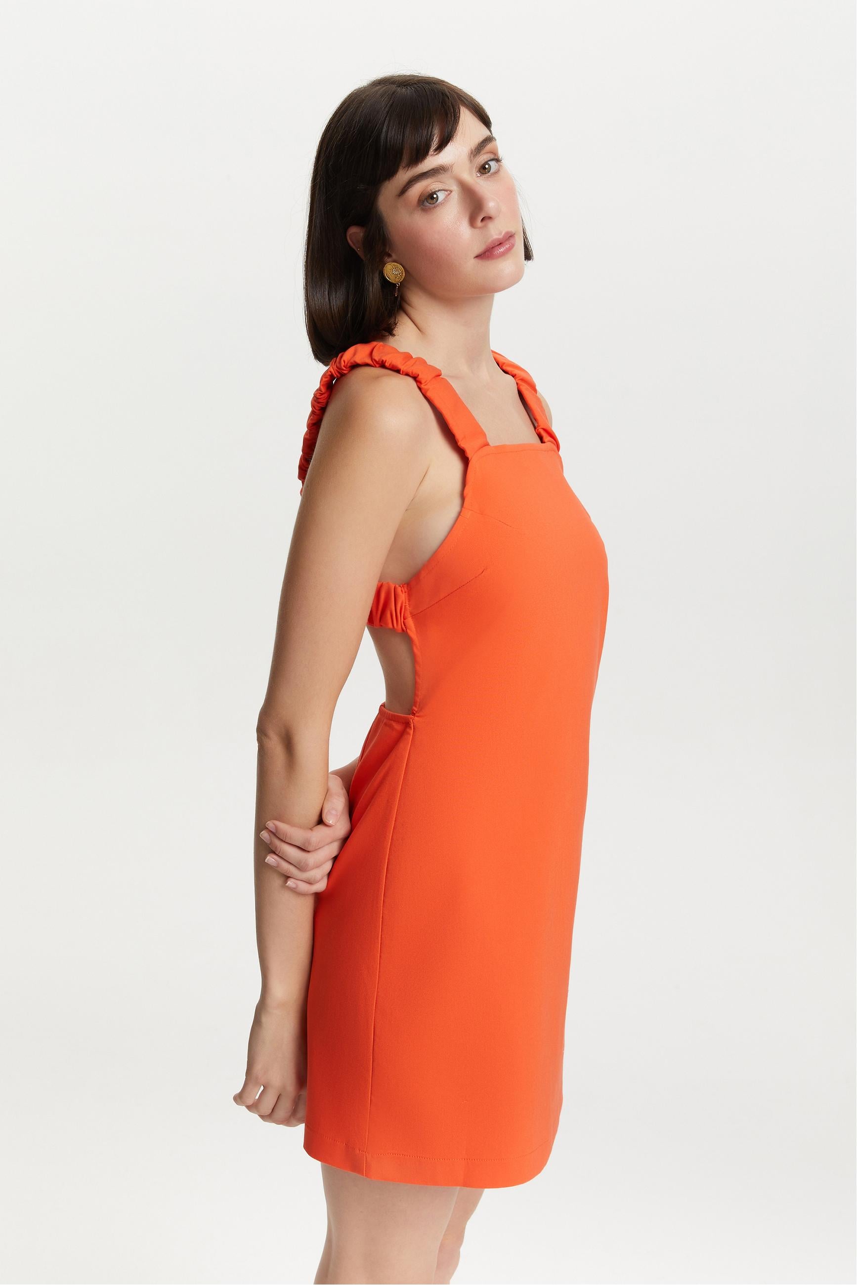 SIRT DEKOLTELİ ASKILI MİNİ ELBİSE