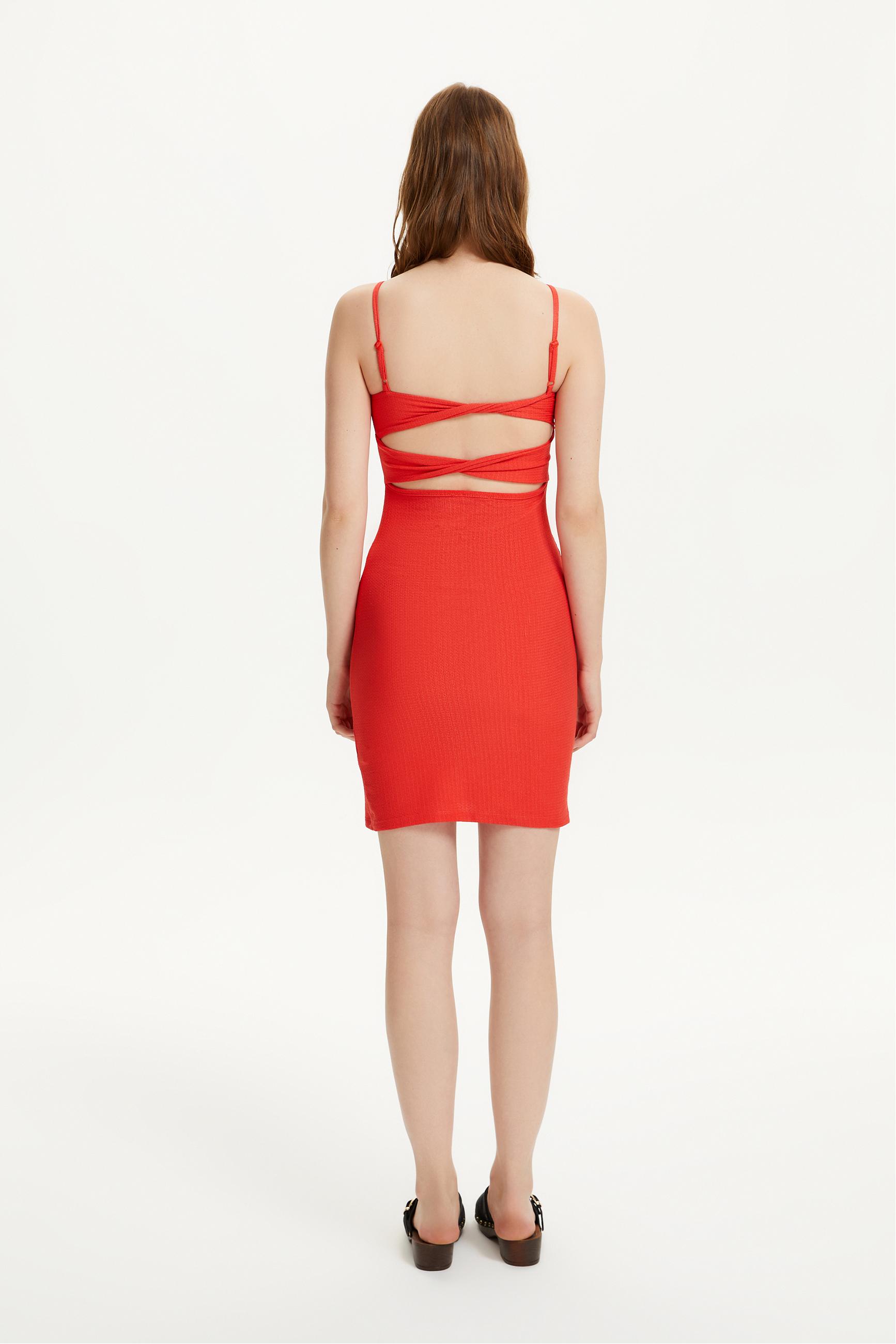 SIRTI BÜZGÜ DETAYLI YIRTMAÇLI MİNİ ELBİSE