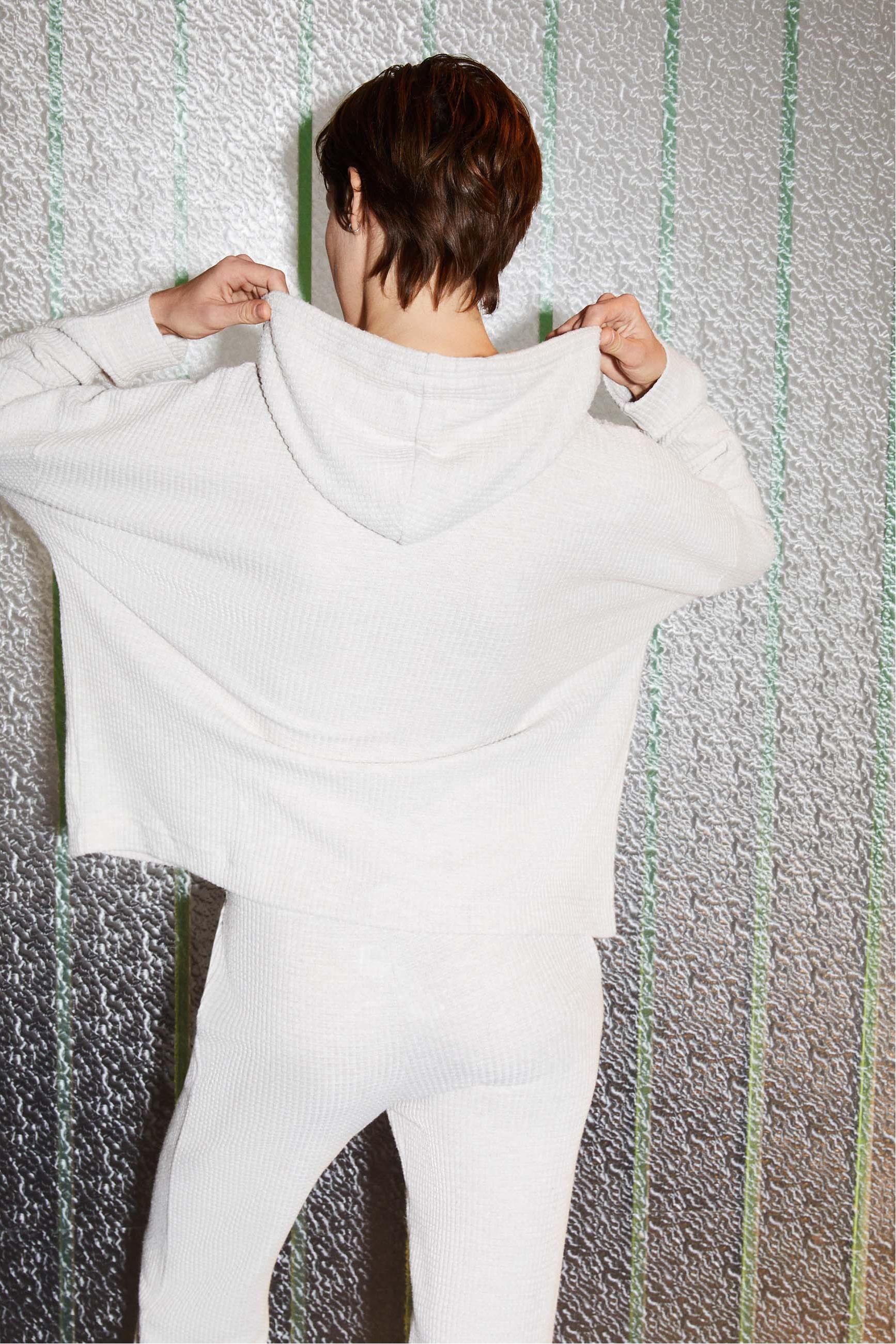 KAPÜŞONLU DOKULU SWEATSHIRT