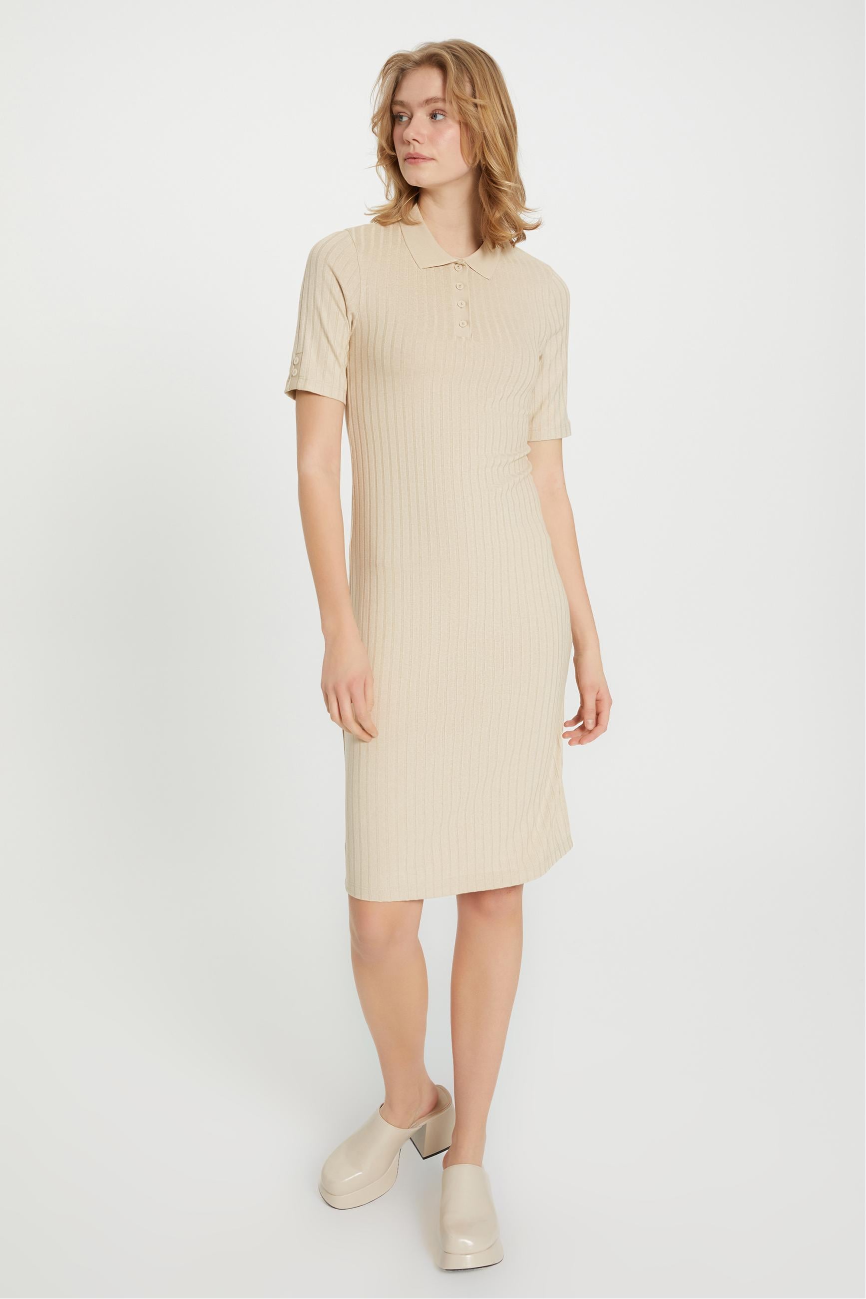 FİTİLLİ KISA KOLLU DAR KESİM MİDİ ELBİSE