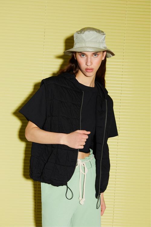  KAPÜŞONLU KAPİTONELİ YELEK