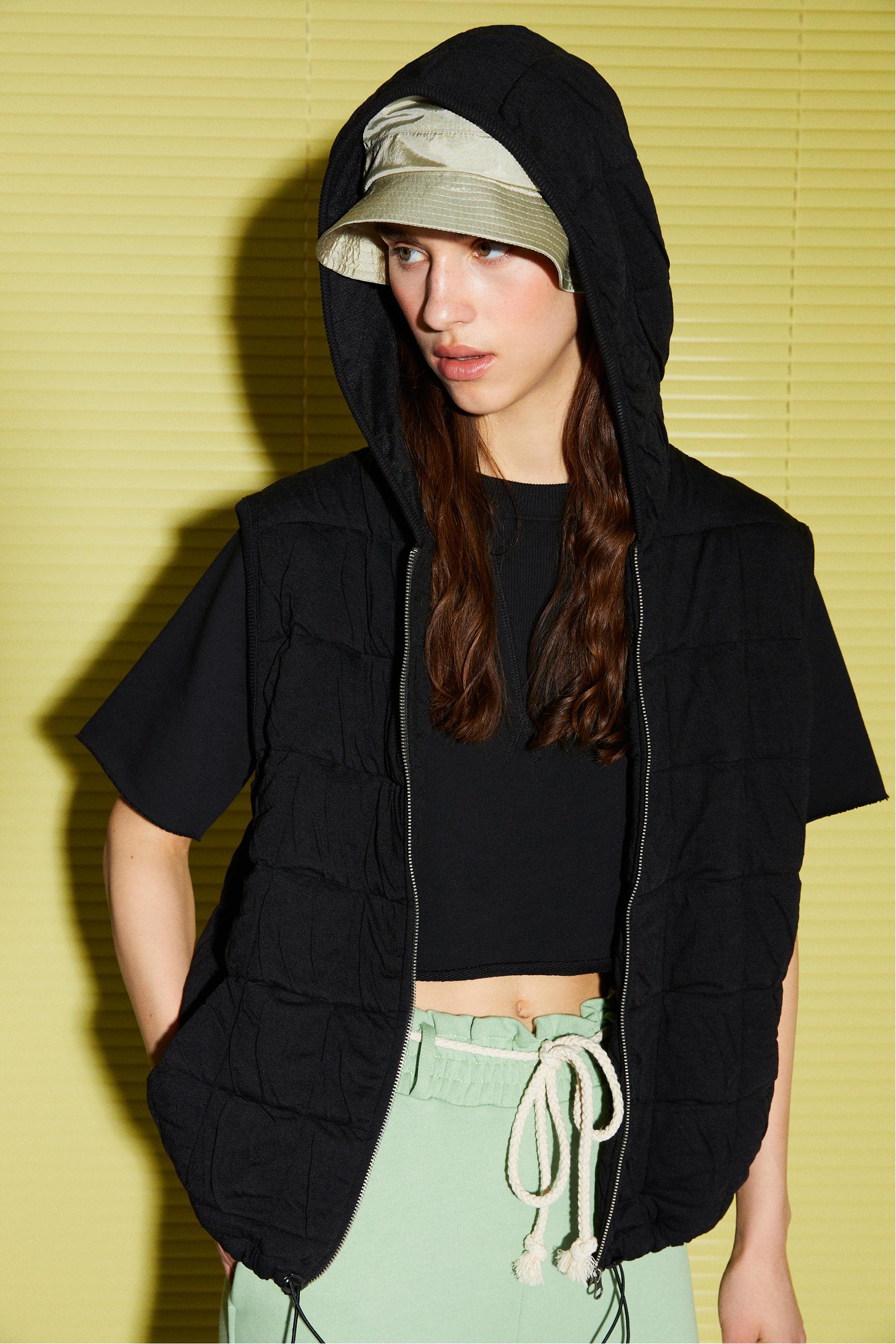 KAPÜŞONLU KAPİTONELİ YELEK