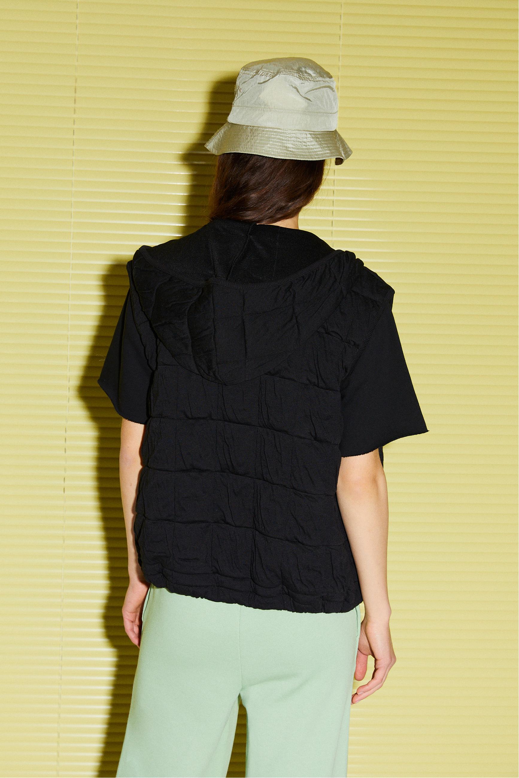 KAPÜŞONLU KAPİTONELİ YELEK