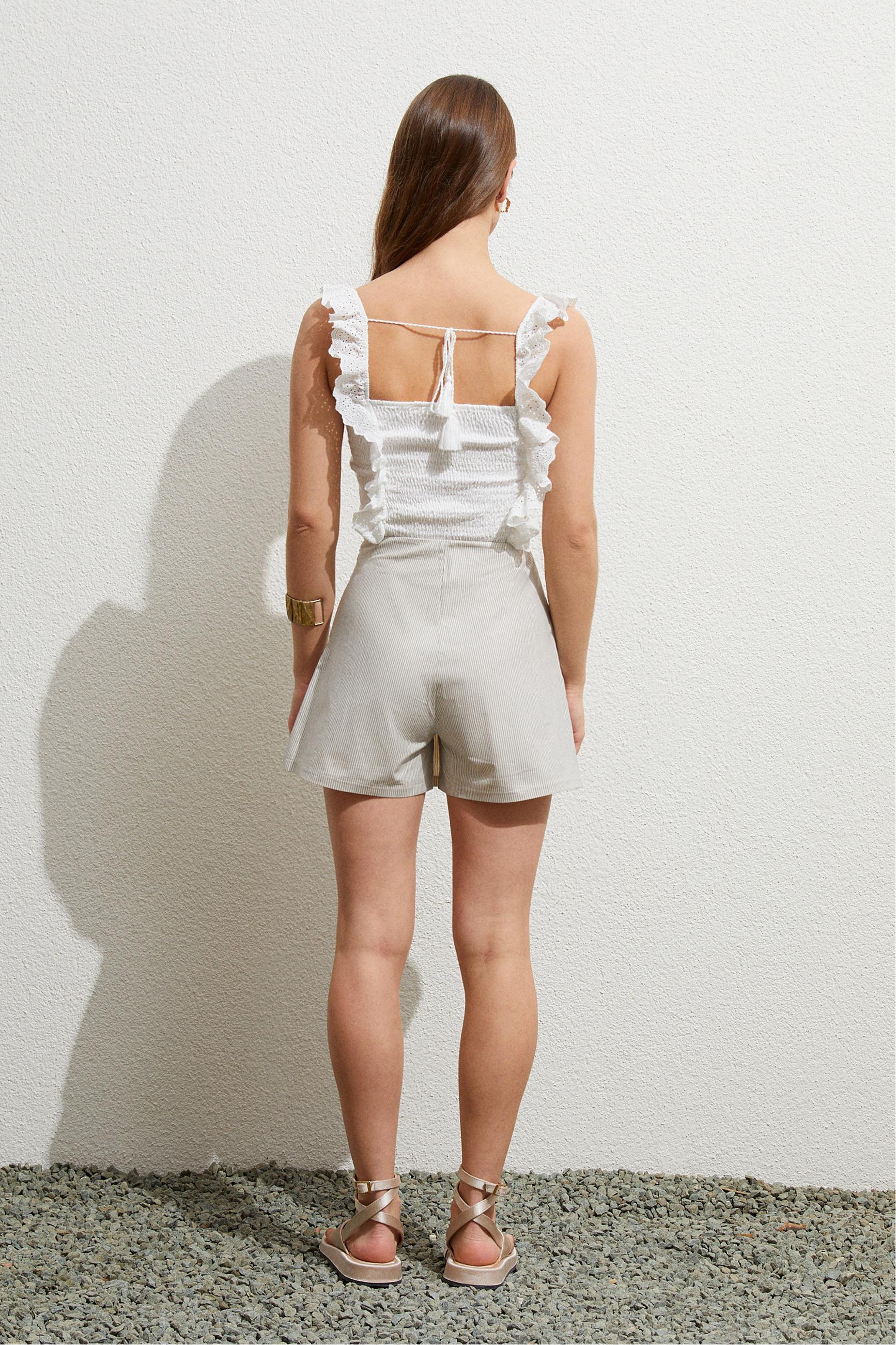 FİSTO DETAYLI GİPELİ BLUZ