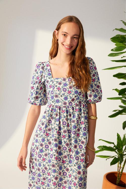  ÇİÇEK DESENLİ KISA KOLLU MİDİ ELBİSE