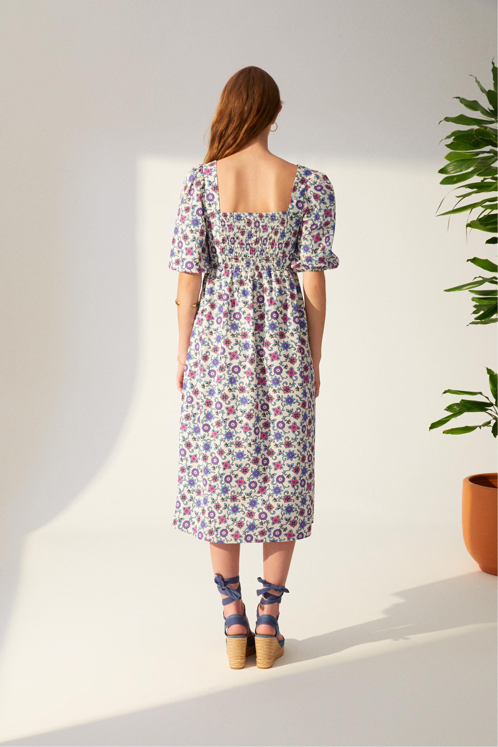 ÇİÇEK DESENLİ KISA KOLLU MİDİ ELBİSE