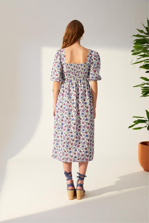  ÇİÇEK DESENLİ KISA KOLLU MİDİ ELBİSE