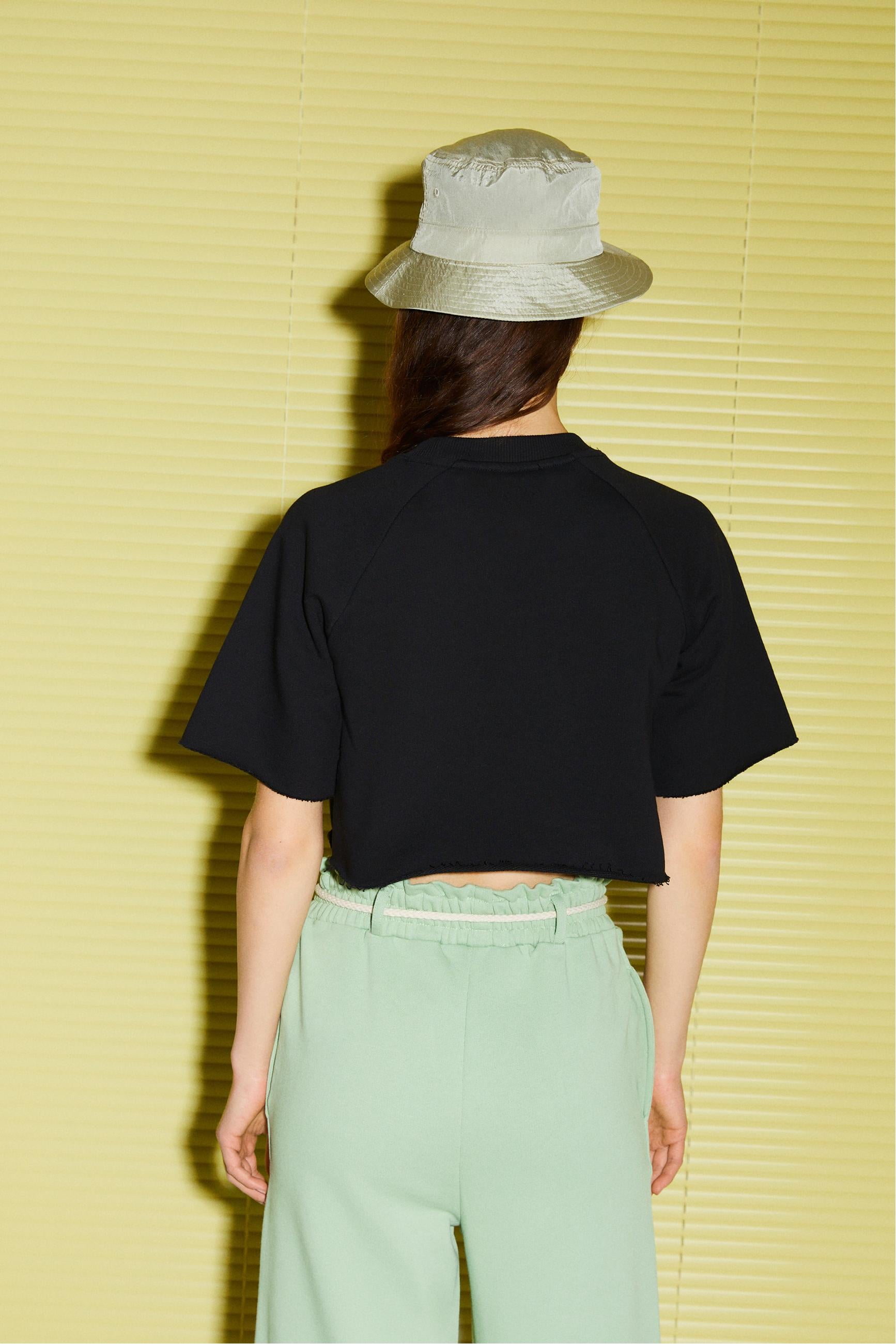 BİSİKLET YAKA KISA KOLLU CROP SWEATSHIRT