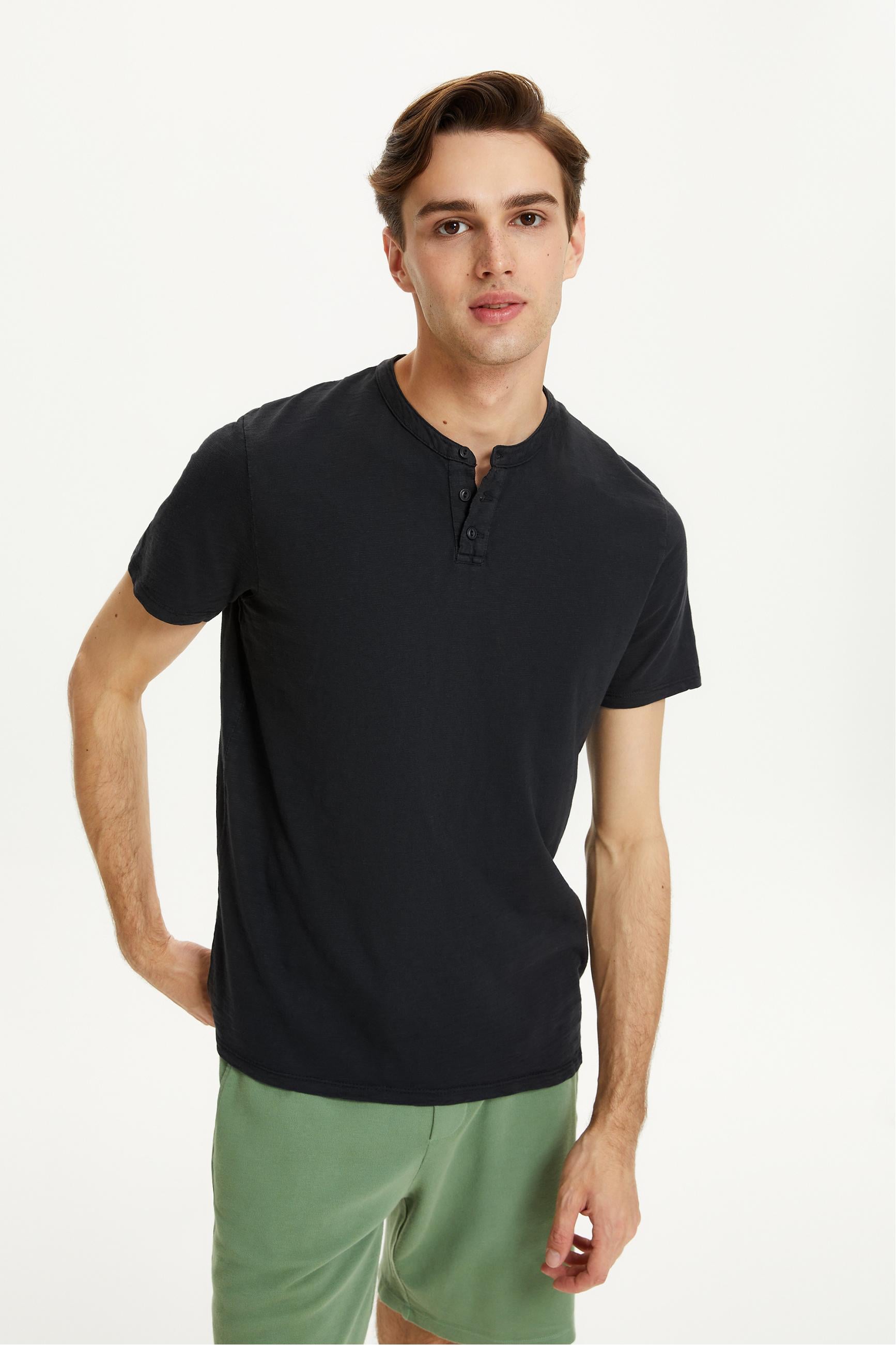 DÜĞMELİ KISA KOLLU T-SHIRT