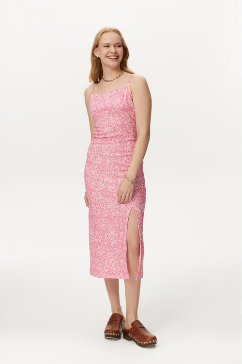  ÇİÇEK DESENLİ YIRTMAÇLI MİDİ ELBİSE