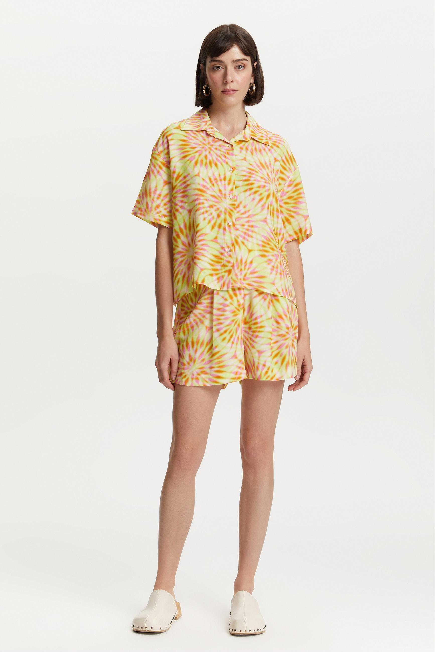 DESENLİ KISA KOLLU VİSKOZ GÖMLEK