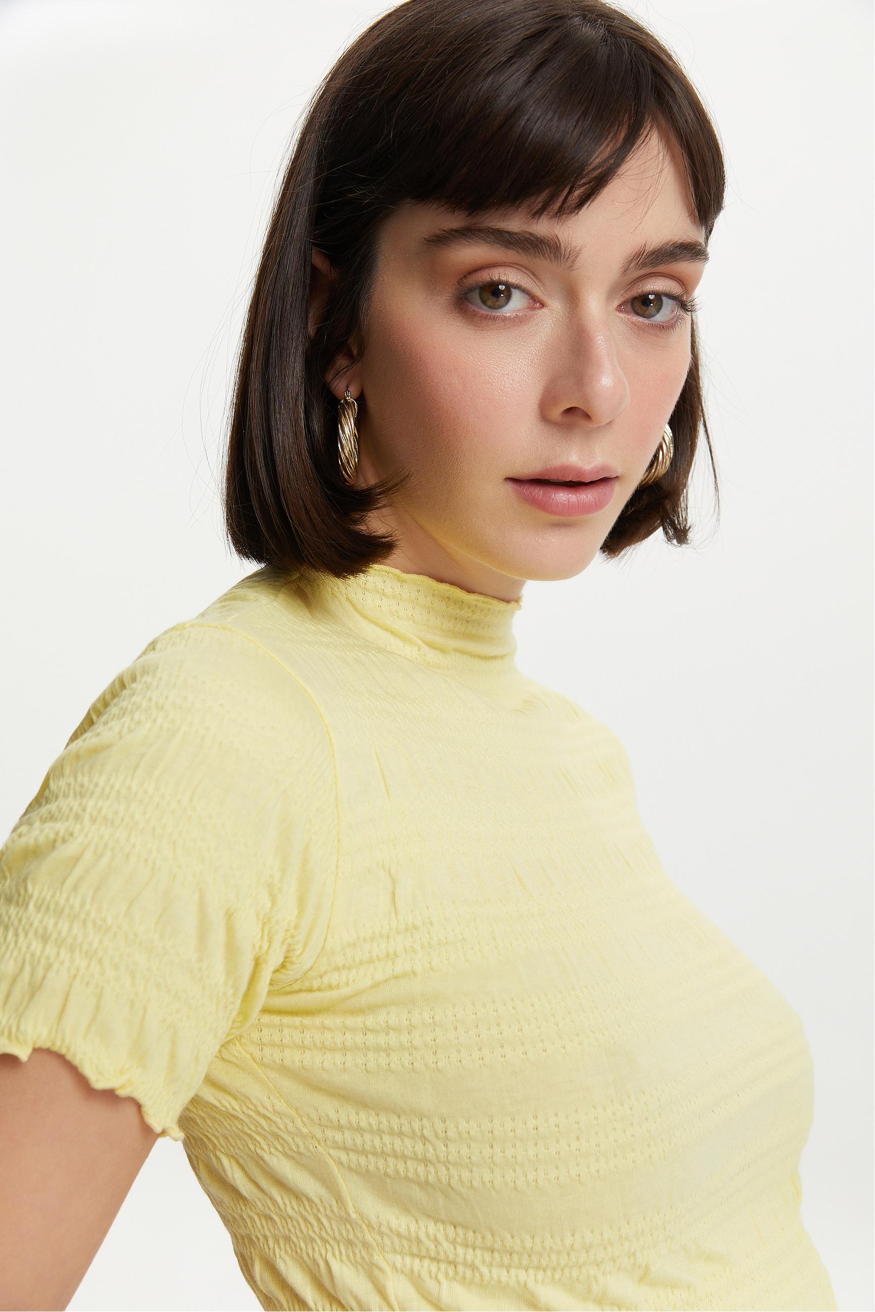 DOKULU BİSİKLET YAKA CROP T-SHIRT