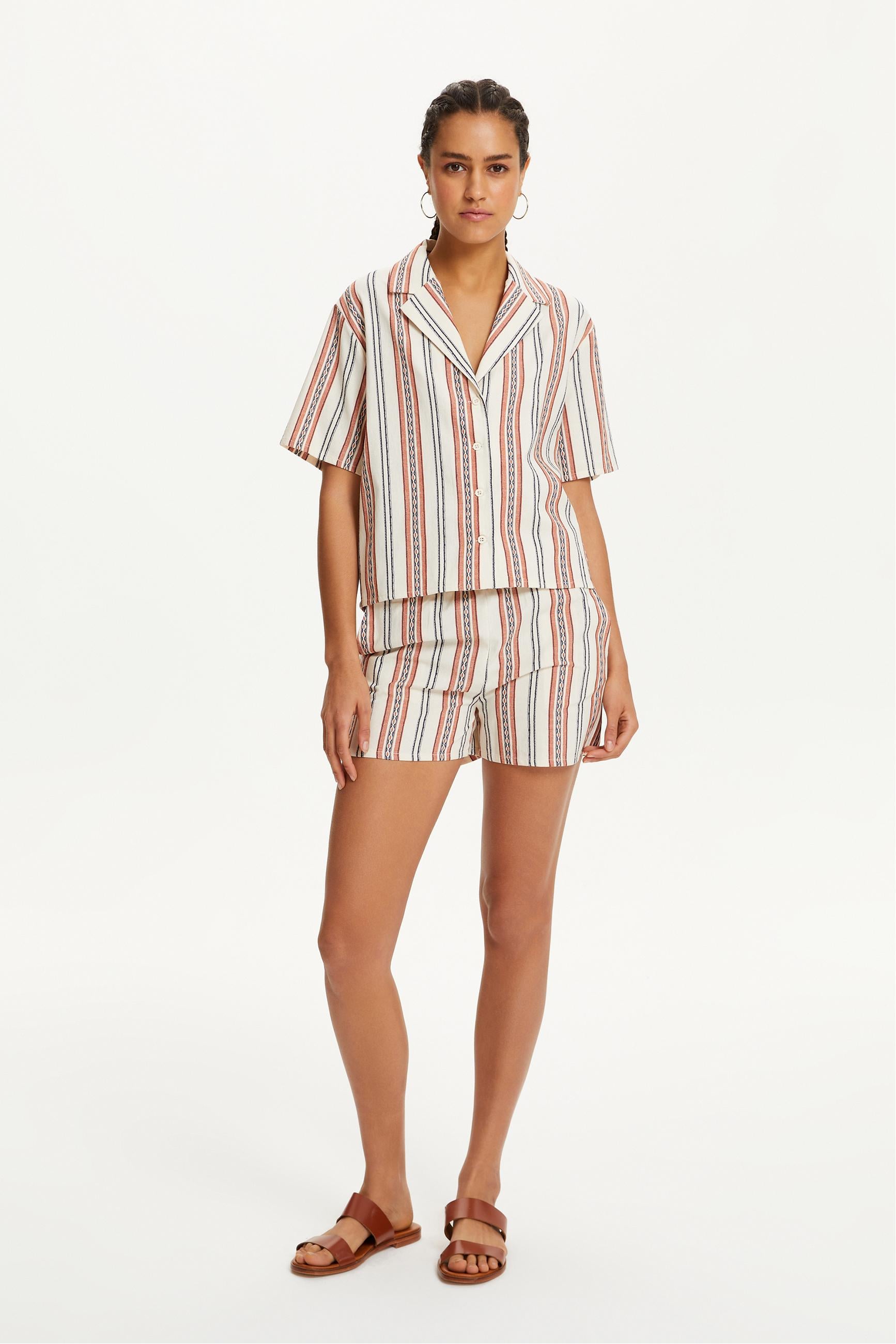 ETNİK NAKIŞLI RAHAT KESİM GÖMLEK