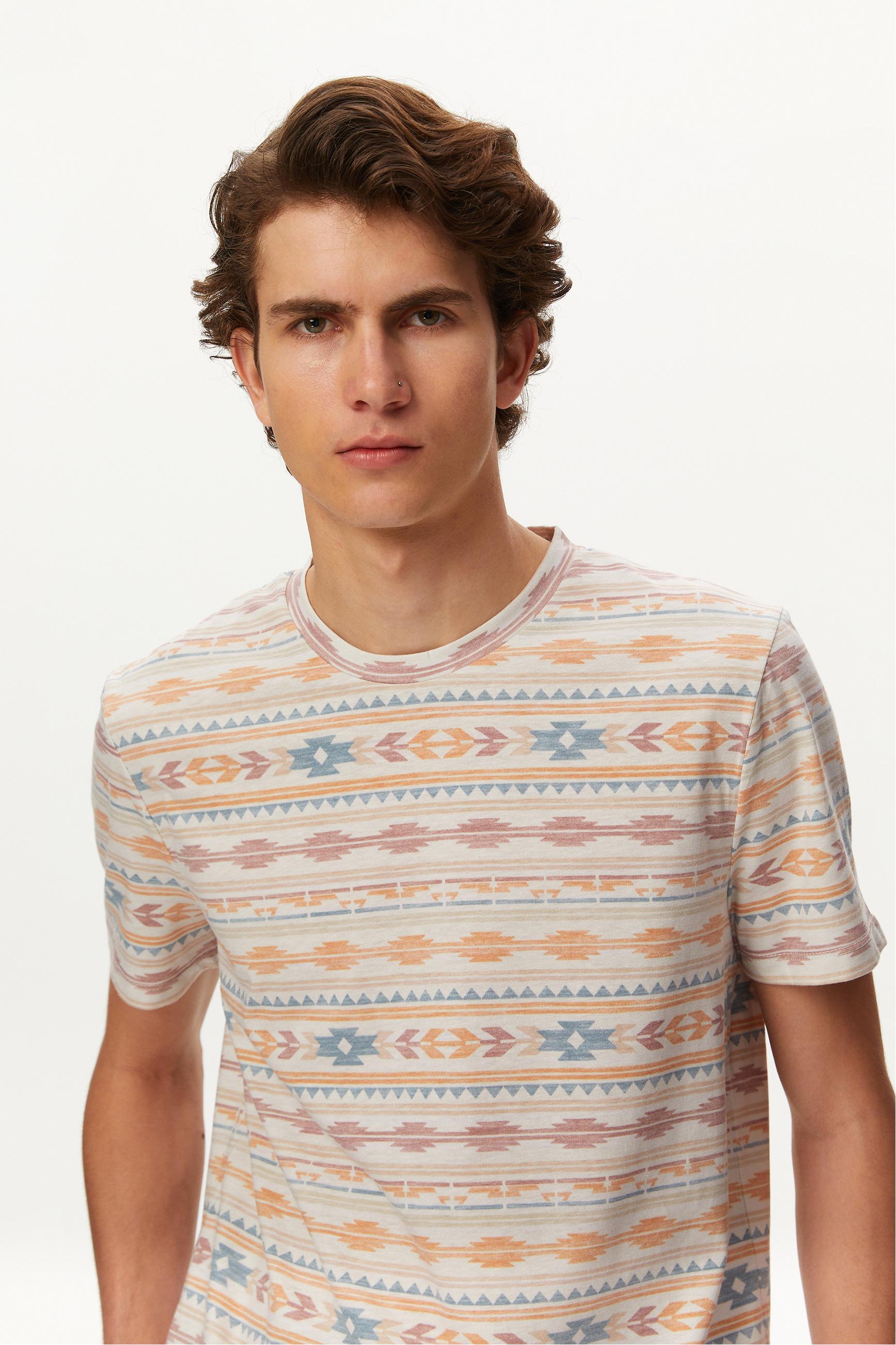 ETNİK DESENLİ BİSİKLET YAKA T-SHIRT