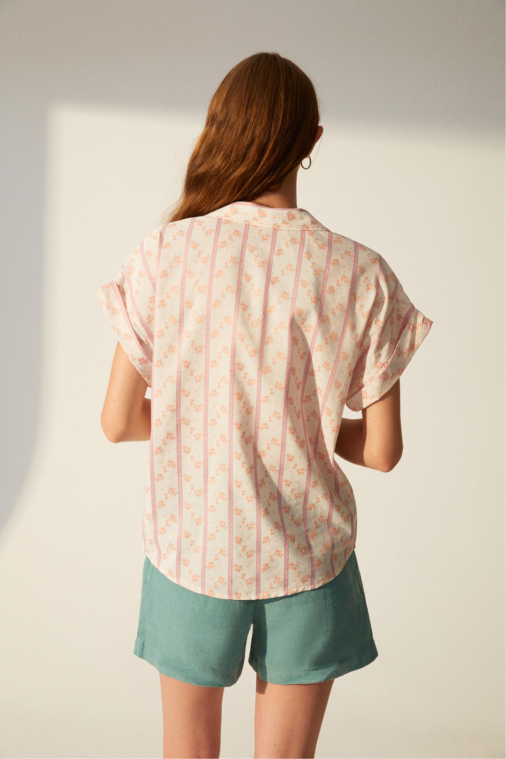 ÇİÇEKLİ RAHAT KESİM KISA KOLLU GÖMLEK