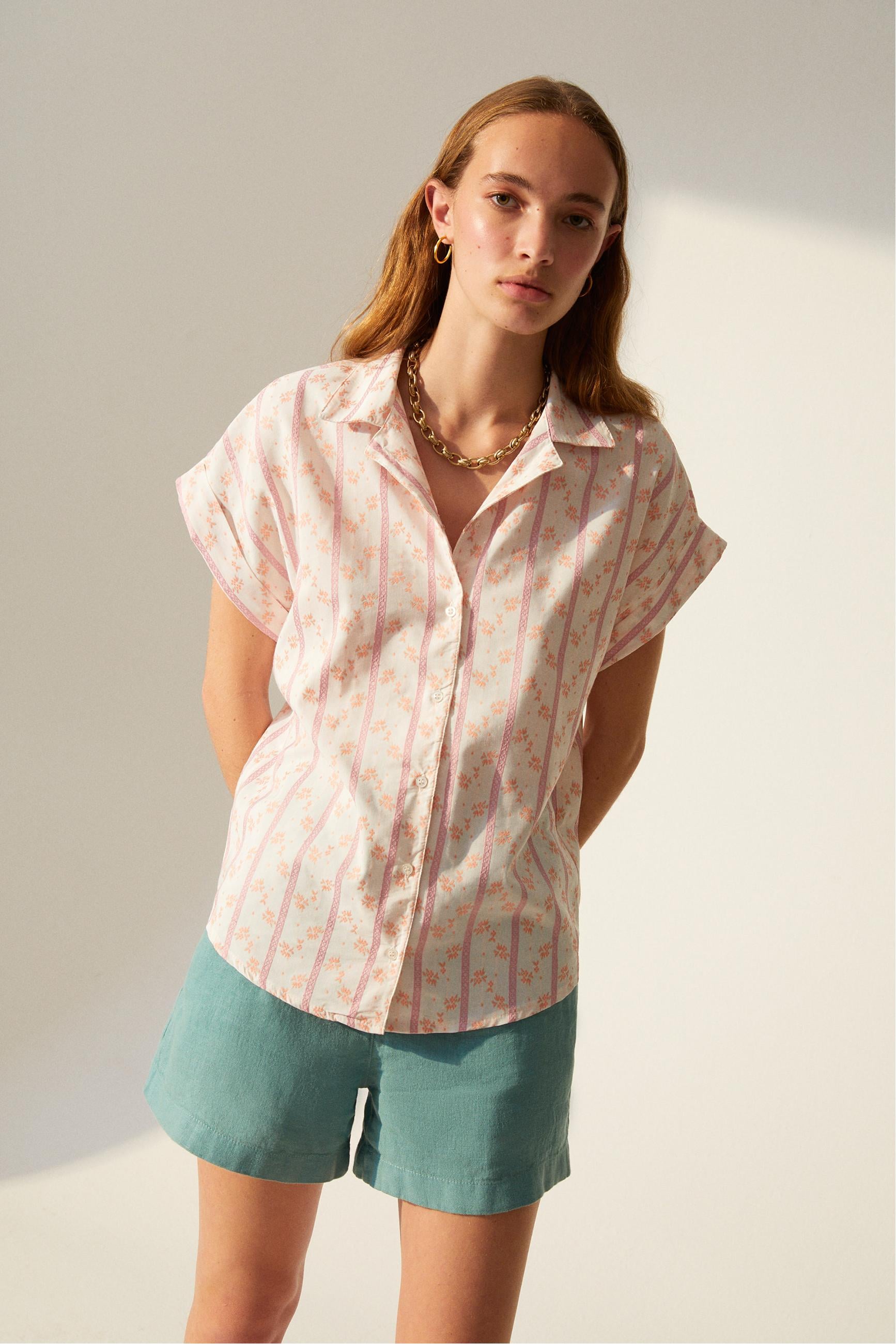 ÇİÇEKLİ RAHAT KESİM KISA KOLLU GÖMLEK