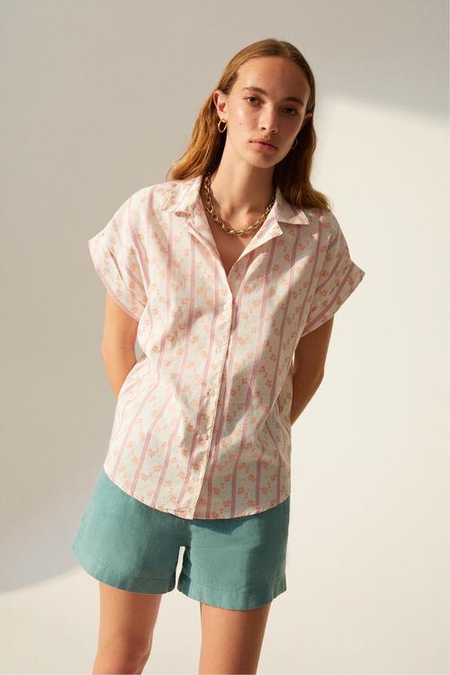  ÇİÇEKLİ RAHAT KESİM KISA KOLLU GÖMLEK