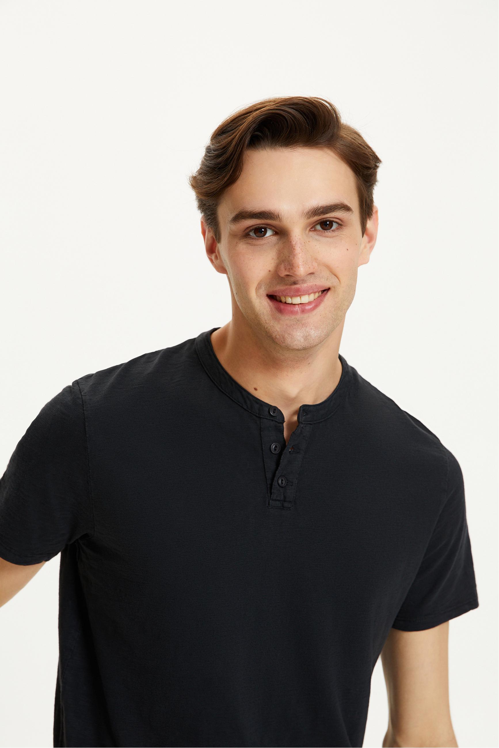 DÜĞMELİ KISA KOLLU T-SHIRT