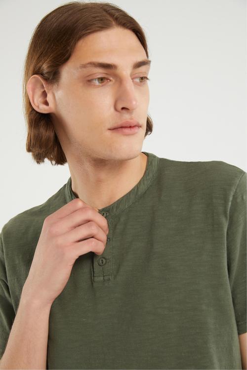  DÜĞMELİ KISA KOLLU T-SHIRT