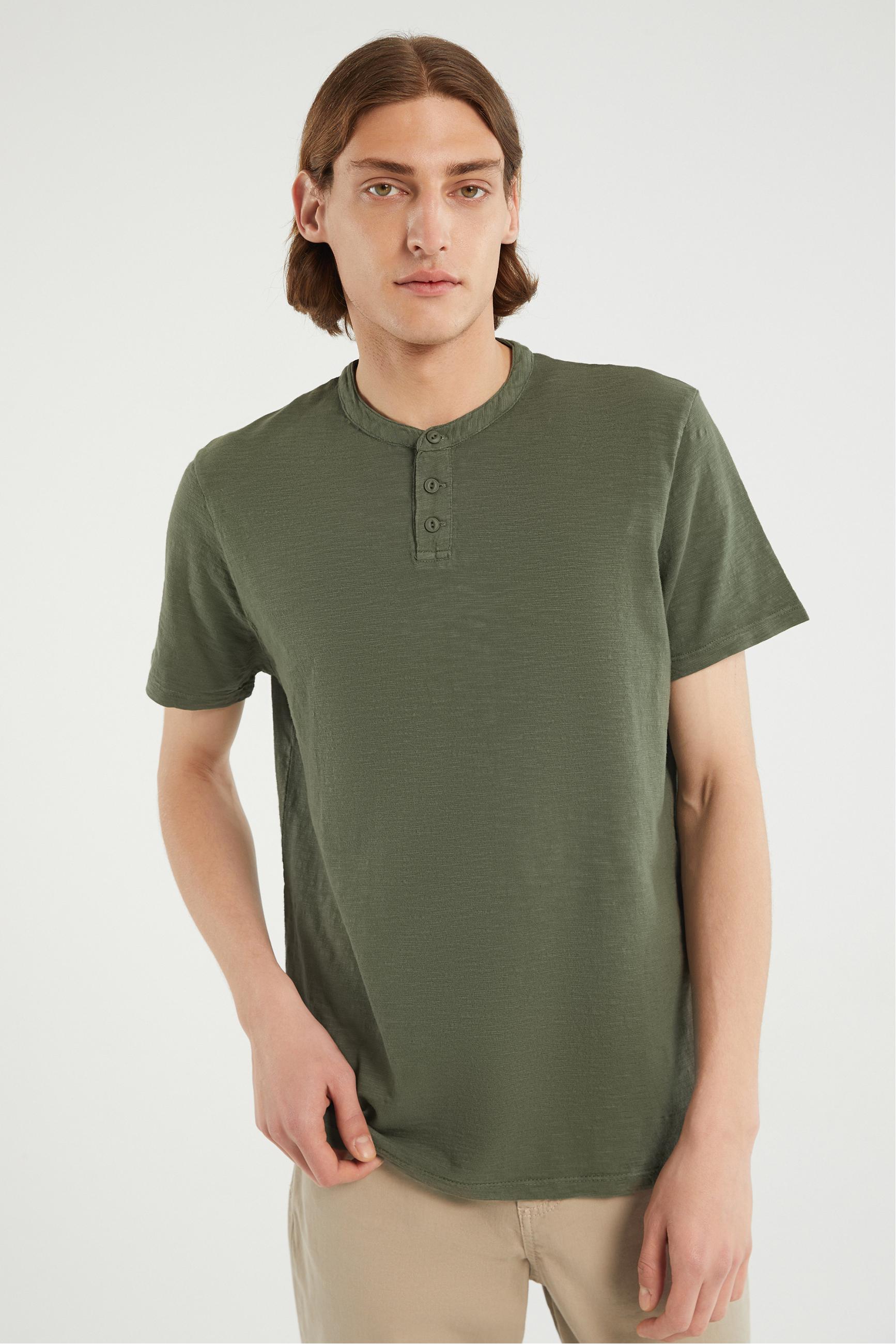 DÜĞMELİ KISA KOLLU T-SHIRT