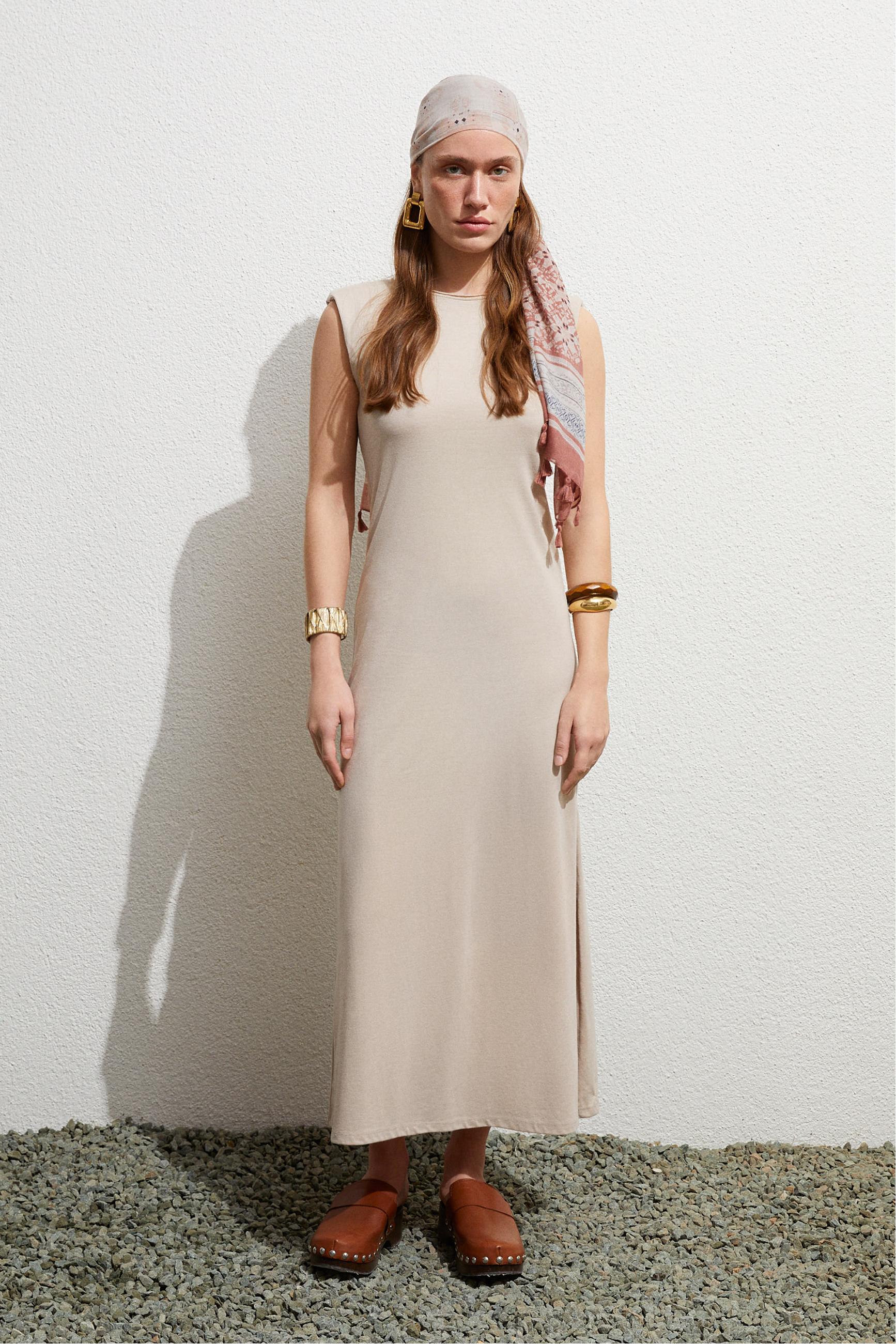 VATKALI YIRTMAÇ DETAYLI  UZUN ELBİSE